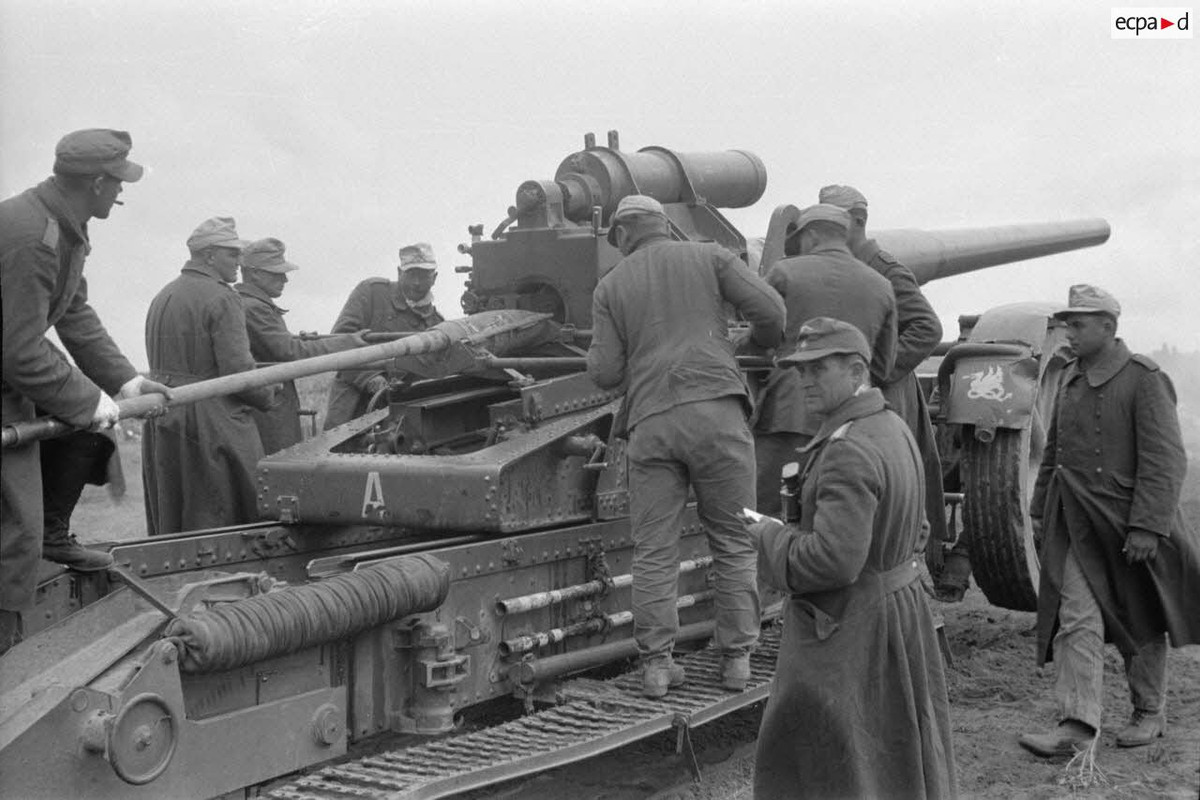 Une pièce de 17 cm K18 appartenant au Afrika-Artillerie-Regiment 2 sous le commandement d'un Leutnan