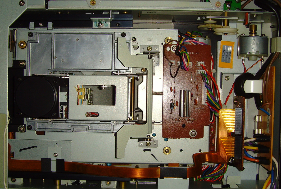 [Bild: Braun-CD3-inside-left.jpg]