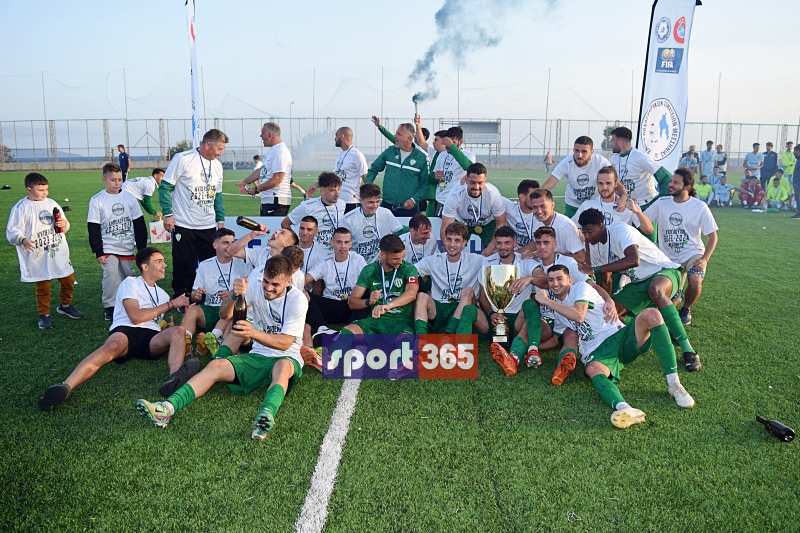 , &Tau;&omicron; &phi;&omega;&tau;&omicron;&rho;&epsilon;&pi;&omicron;&rho;&tau;ά&zeta; &tau;&omicron;&upsilon; &tau;&epsilon;&lambda;&iota;&kappa;&omicron;ύ &Epsilon;&rho;ά&nu;&eta;-&Pi;&alpha;&nu;&theta;&omicron;&upsilon;&rho;&iota;&alpha;&kappa;ό&sigmaf; (&phi;&omega;&tau;&omicron;)