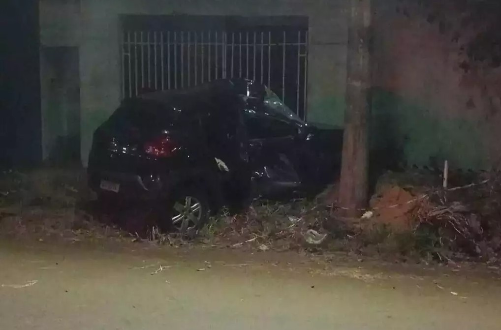 Carro destruído após bater em poste. (Foto: Direto das Ruas)