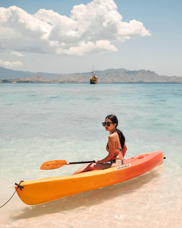 8 Potret body goals Soraya Rasyid saat liburan di Labuan Bajo