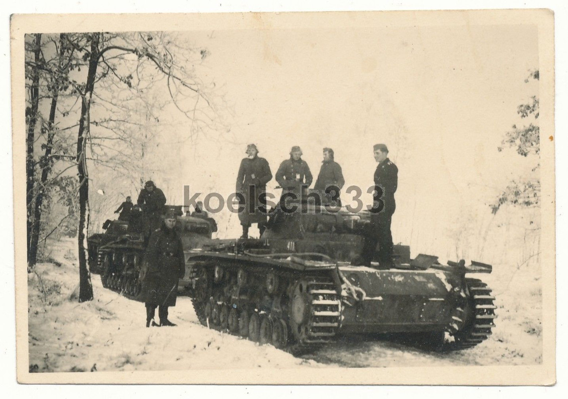 Foto Panzermänner auf Panzer III Kampfwagen in verschneitem Gelä