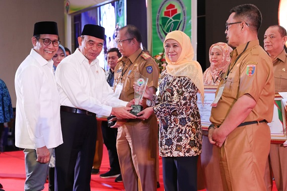 Gubernur Khofifah Terima Penghargaan Provinsi Terbaik Program Inovasi Desa 2019