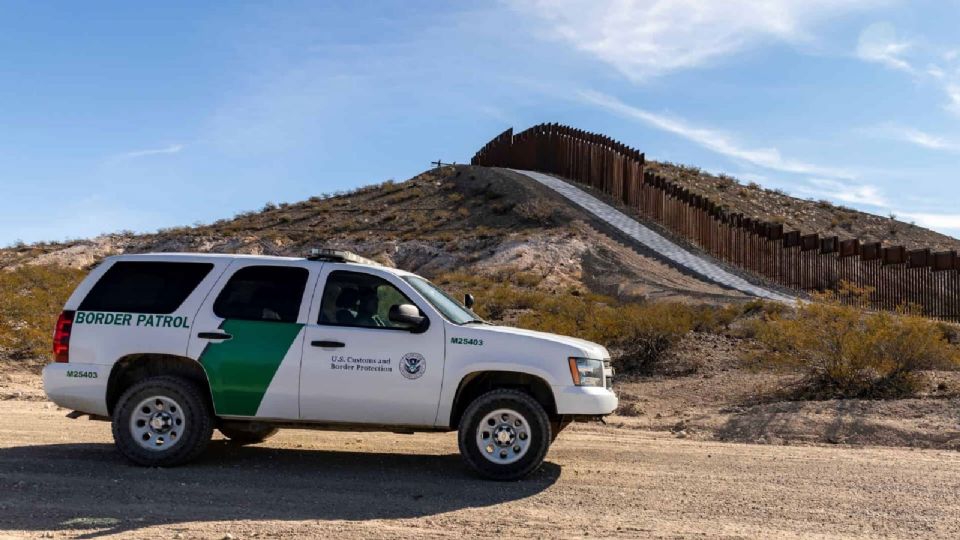 Agente fronterizo rescata a 2 niños migrantes abandonados en el desierto de Arizona