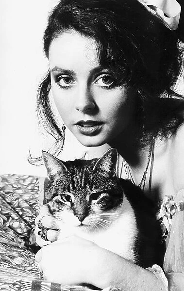 sarah-brightman-singer-holding-cat-21376749-jpg