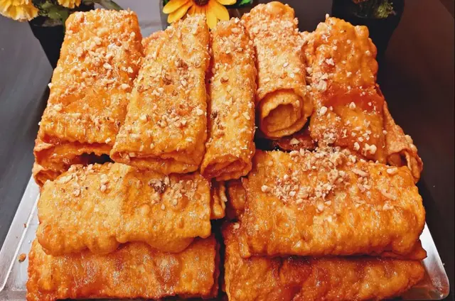 xritougeniatikes diples greek christmas honey rolls 1600x1060 jpg