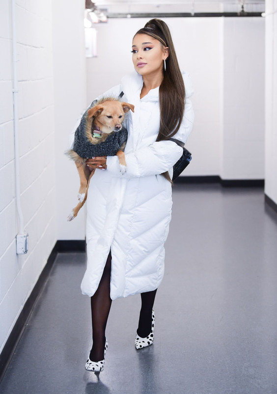 ariana-grande-backstage-at-her-sweetener-world-tour-concert-in-c