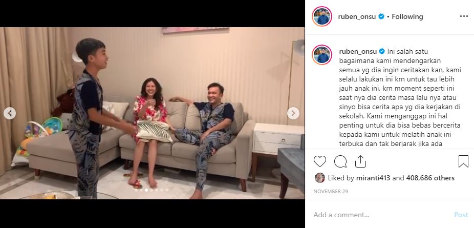Betrand Peto bercerita di hadapan Ruben Onsu dan Sarwendah