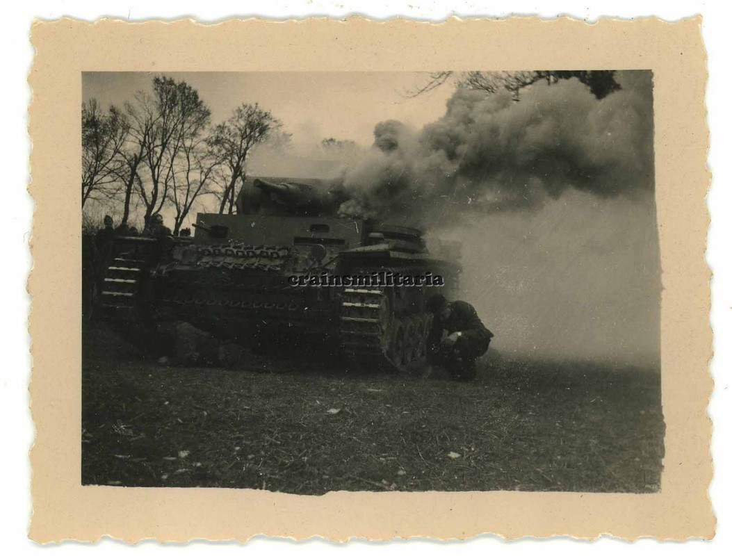 Orig. Foto Panzer III Tank bei Grenadier Nahkampf Übung - Einnebeln & Überrollen
