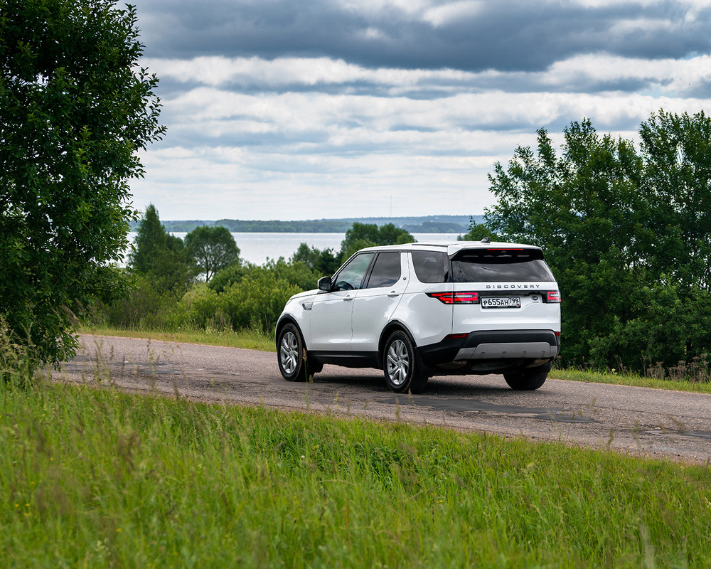 2019 Land Rover Discovery 2.0 l now starts at Rs. 75.18 lakh (1)