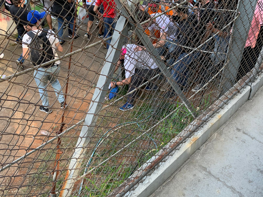 Torcedores invadindo a pista | Crédito: Emanuel Colombari