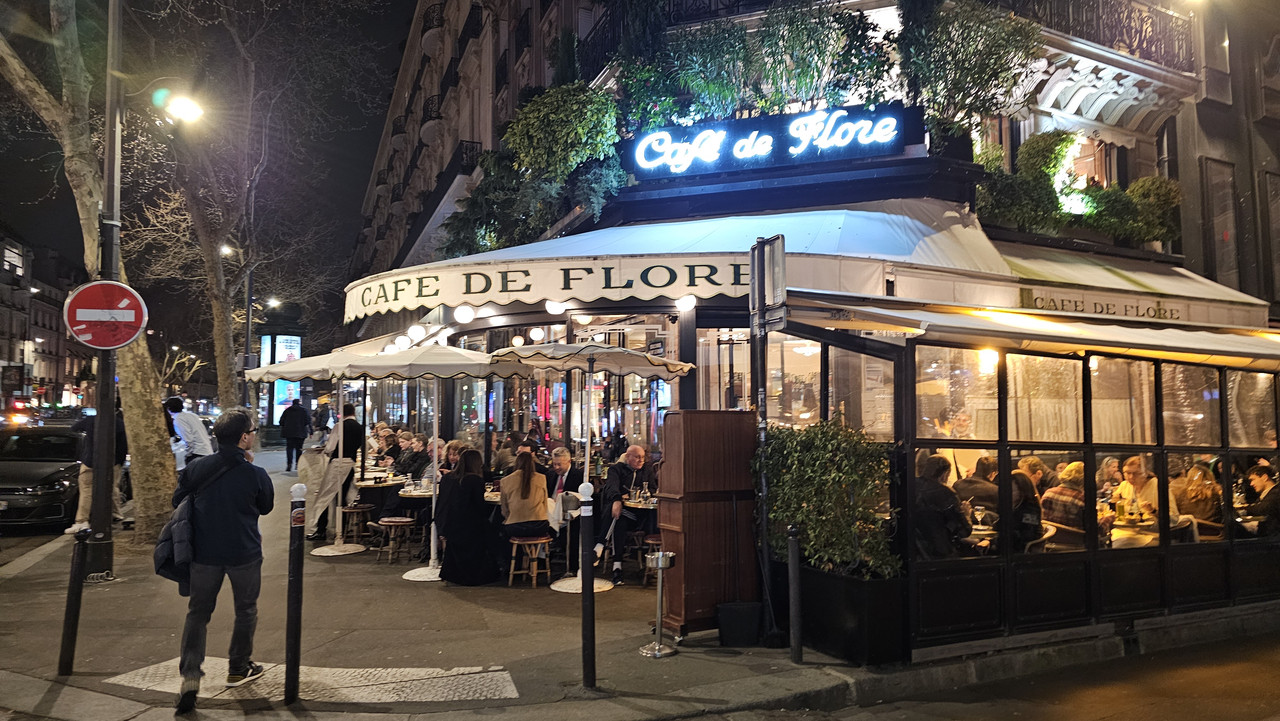 不愧是周五晚上,戶外已經坐了不少人