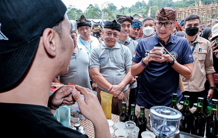 Menteri Pariwisata dan Ekonomi Kreatif Sandiaga Uno saat visitasi 50 besar ADWI 2022 di Desa Wisata Hanjeli, Sukabumi, Jawa Barat, Sabtu (24/9/2022).
