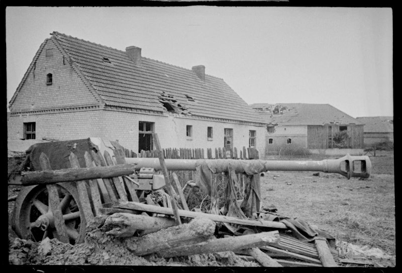 1-й Белорусский фронт. Замаскированная немецкая 88-мм противотанковая пушка на улице города.