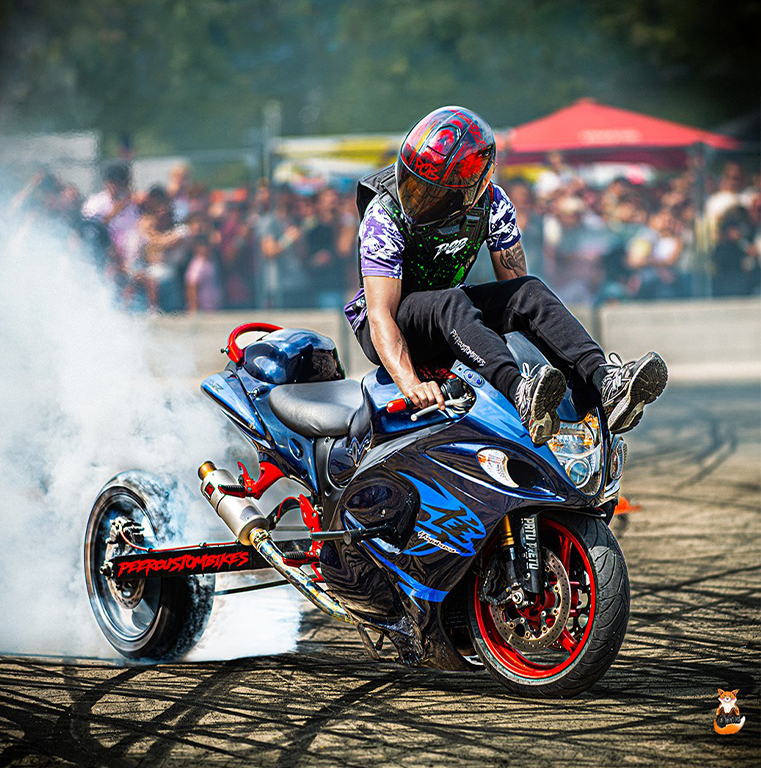 Zone biker avec motos custom et ambiance mécanique