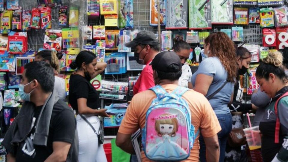 A un día del arranque escolar, calles del Centro Histórico de la CDMX 'a tope' por venta de útiles