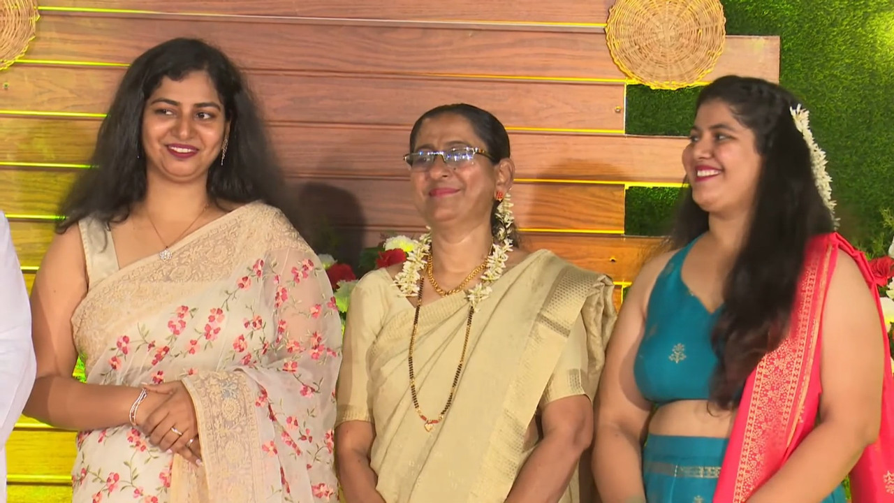 Cute mangalore chubby girl huge boobs and nipple pokie and other lady navel in saree.mp4_snapshot_00