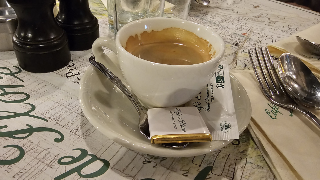 espresso,旁邊附有一塊巧克力