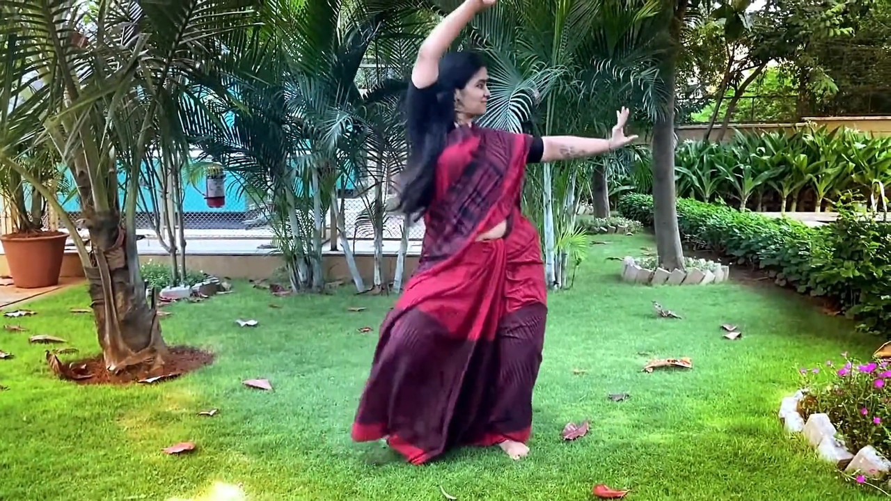 Malayali Homely Aunties Big Ass,Boobs and Navel while dancing.mkv_snapshot_05.03.224