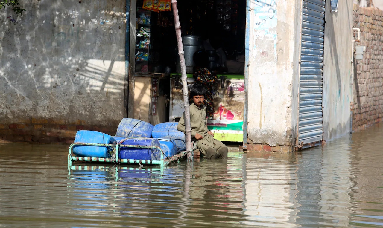 Inundaciones en Pakistán: las autoridades luchan por drenar el lago más grande