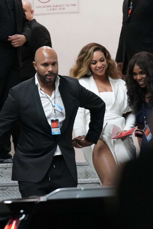 Beyonce-Knowles-Arriving-at-50th-Annual-NAACP-Image-Awards-2