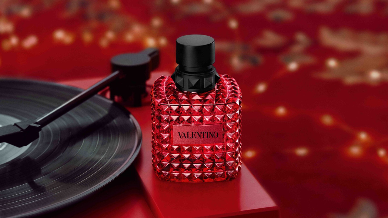 Valentino Beauty Born in Roma Ruby Uomo Valentino Beauty Born in Roma Ruby Uomo, flacone rosso rubino accanto a un giradischi