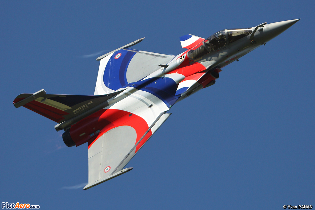 Peintures speciales occasions avions modernes - Page 6 Rafale-Solo-Display-dition-2024