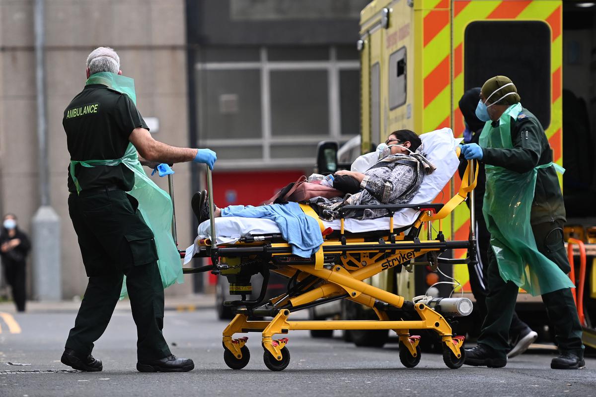 Aumenta a 12 los muertos por Ómicron en Reino Unido; hay 104 hospitalizados