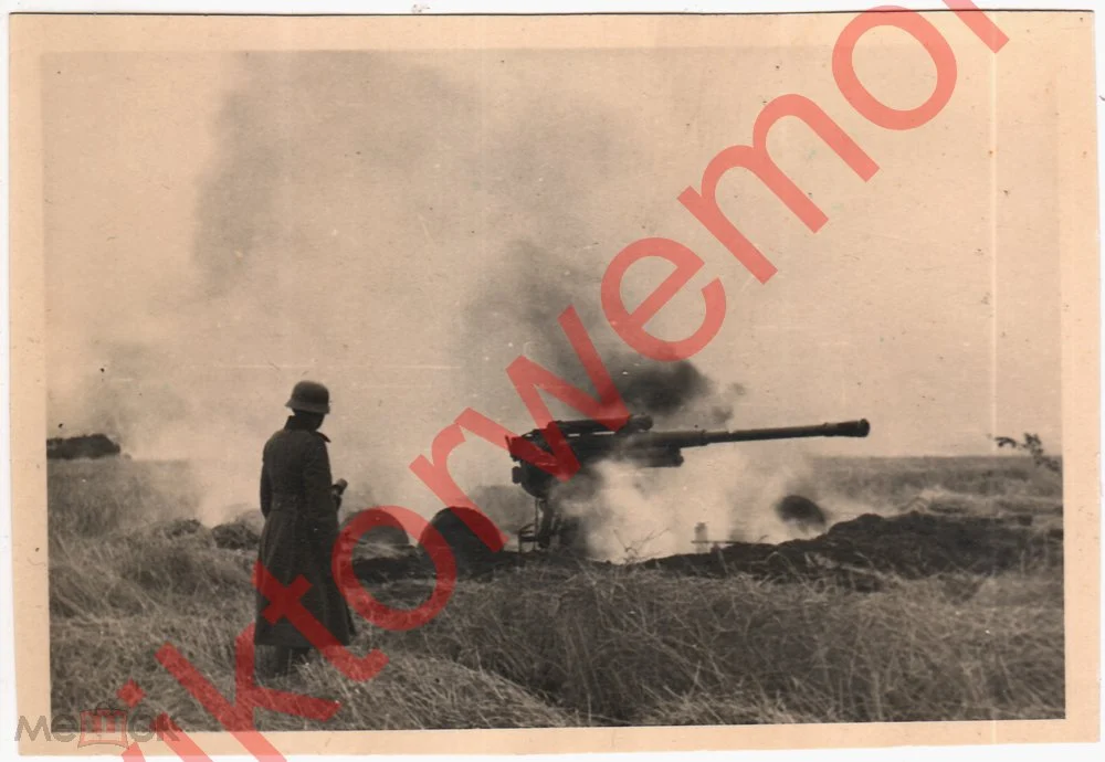 Смоленск обл  Немецкий солдат Бои Горит советская зенитка Пушка