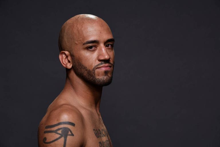 След като набиха Майк Джаксън, го съкратиха и от UFC