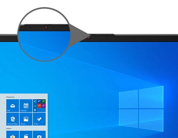 Una persona interactuando con la pantalla táctil de la Lenovo IdeaPad 5.