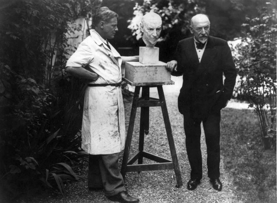 05-Luigi-Pirandello-con-lo-scultore-americano-Werther-Sever-e-una-scultura-che-lo-ritrae