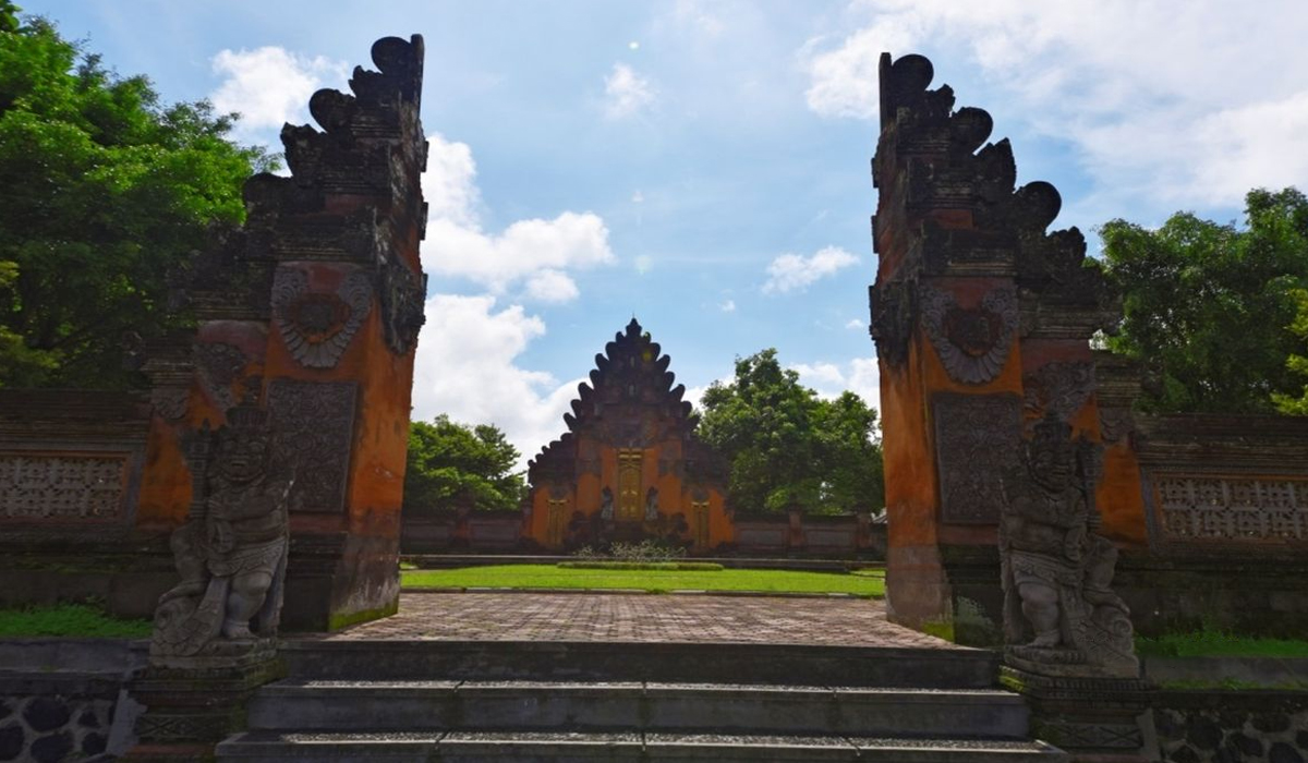 Menelusuri Keindahan Istana Tampak Siring yang Penuh Mitos!