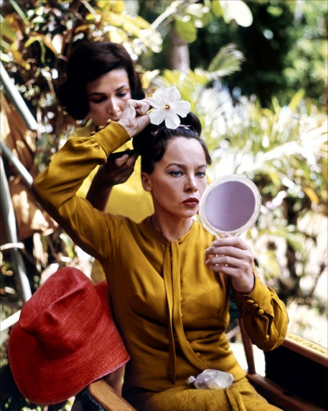 leslie_caron_mc35