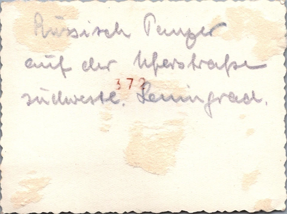 Foto, I.R. 209 zerstörte KW-1 Panzer Uferstraße Leningrad 1941 RUS 1 (MJ-24)1025 (1)