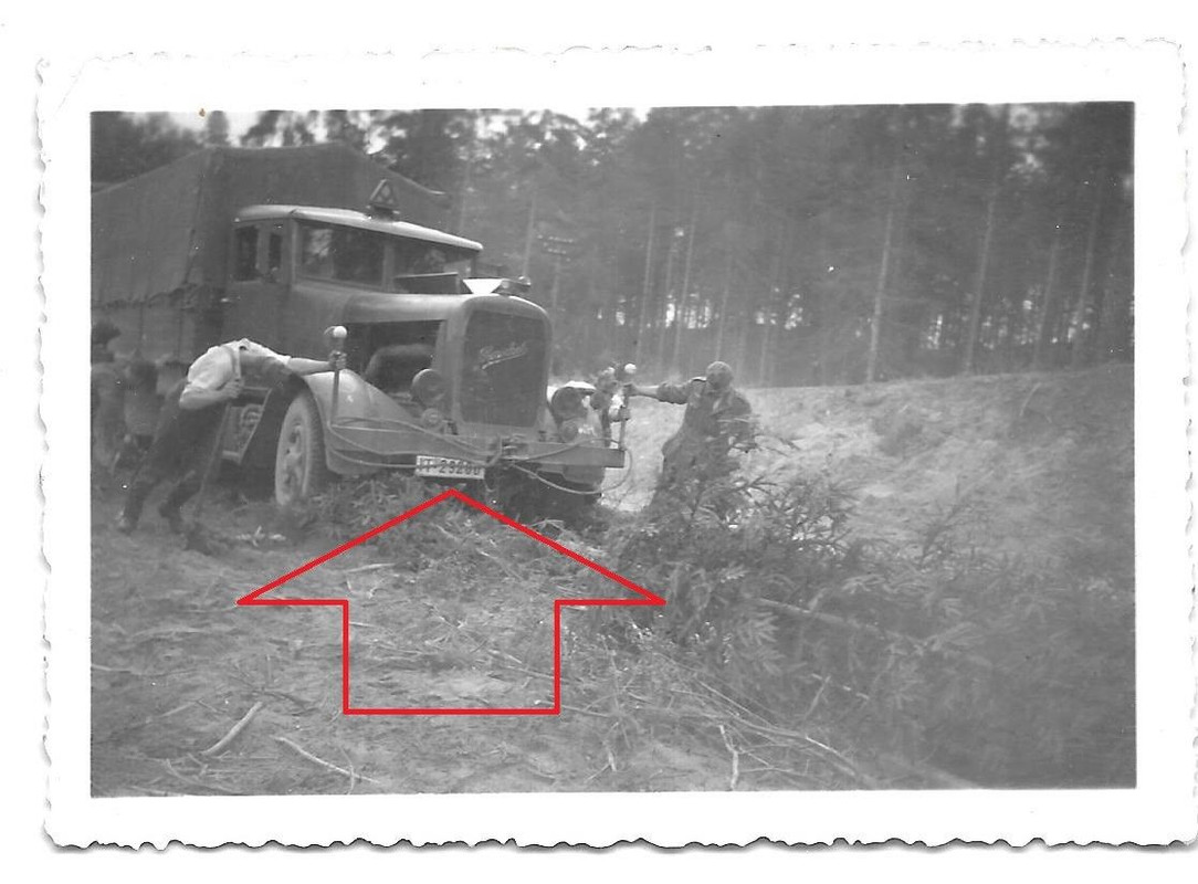 Foto 1942 Schwerer Hentschel LKW beim Bergen von Bäume