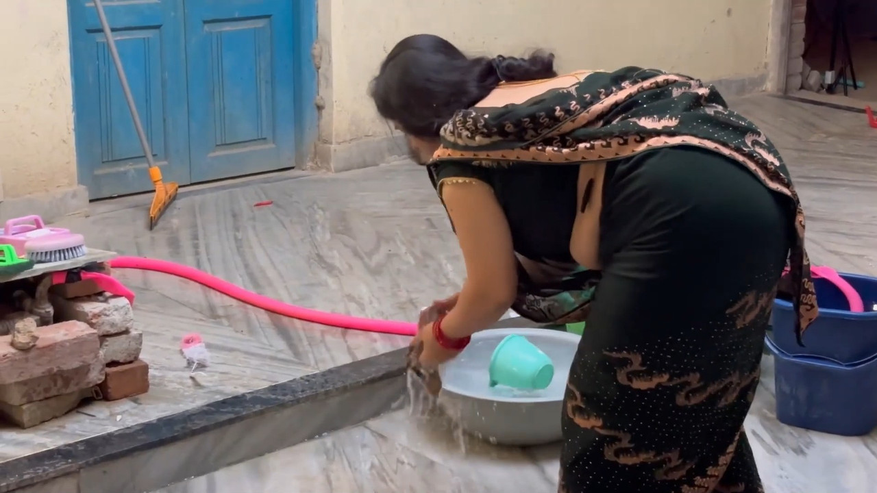 Milky Busty desi aunty sexy boobs,ass and navel in green saree.mp4_snapshot_00.48.278