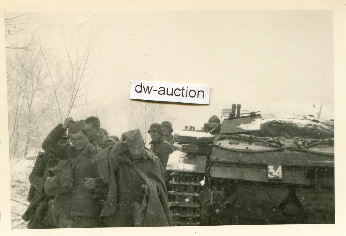 Sturmgeschütz Abt. mit ersten gefangenen Soldate