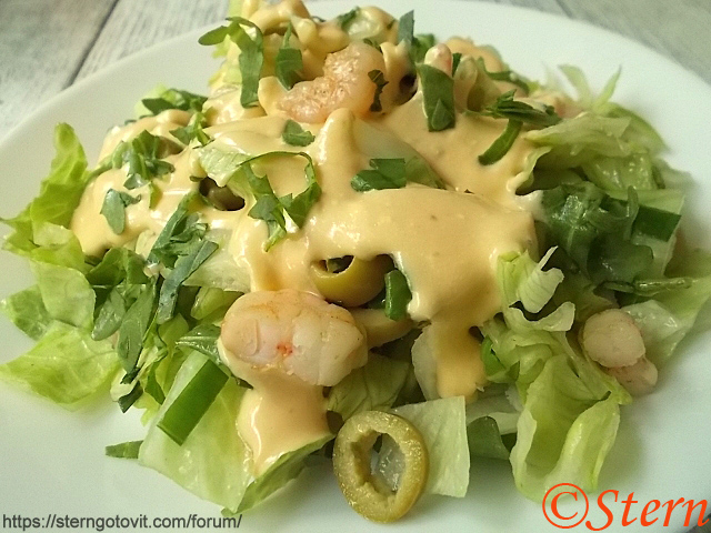 Салат с креветками и маслинами