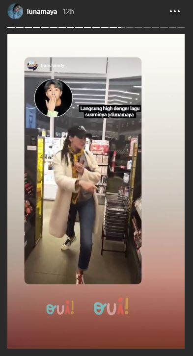 Luna Maya mendengarkan lagu Rap Monster saat nge-rap