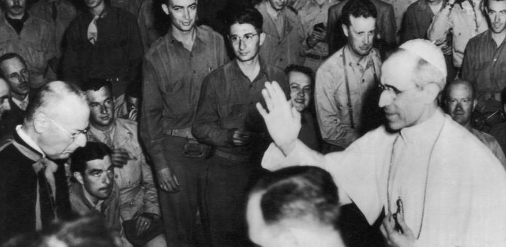 Pío XII bendice a un grupo de corresponsales de guerra poco después de la liberación de Roma, el 7 de junio de 1944. Getty Images - Keystone