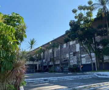 Sala de aula com alunos em atividade prática de capacitação profissional em Cubatão