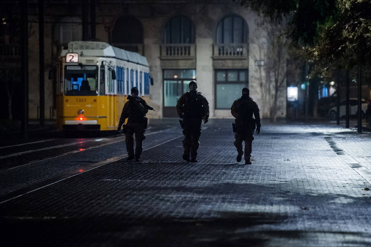 Budapest, 2020. november 13. A Terrorelhárítási Központ (TEK) munkatársai járőröznek Budapesten, a Kossuth téren 2020. november 12-én, késő este. A koronavírus-járvány második hulláma miatt november 11. óta este 8 és hajnali 5 óra között kijárási tilalom van érvényben Magyarországon. MTI/Balogh Zoltán