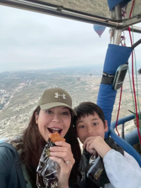 Potret Seru Tamara Bleszynski saat menikmati momen liburan bersama Kenzo di Turki.