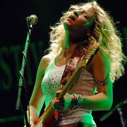 [Slika: Ana-Popovic-Berks-Jazz-Fest-2013-front.jpg]