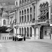 14 de mayo Stirling-Moss-up-the-hill-at-Monaco-in-1961-square