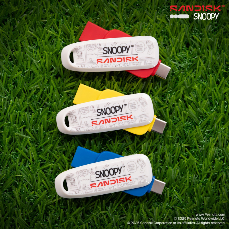 SANDISK® Snoopy™ 行動固態硬碟可愛又強大,最高 1,050MBs 讀取速度,搭配防水防塵與耐用設計,滿足行動創作與日常備份需求。 SANDISK® Snoopy™ 行動固態硬碟可愛又強大,最高 1,050MBs 讀取速度,搭配防水防塵與耐用設計,滿足行動創作與日常備份需求。