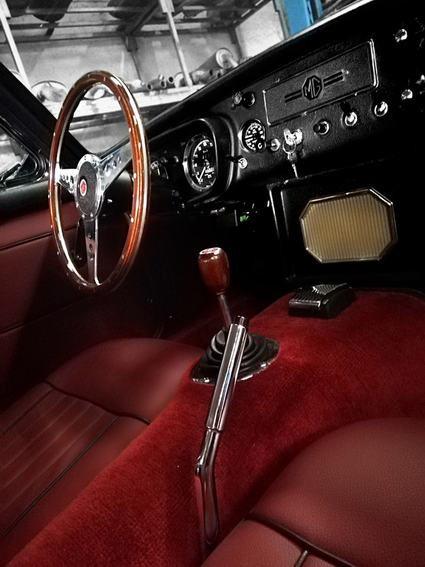 MGB_GT_EA2402-2