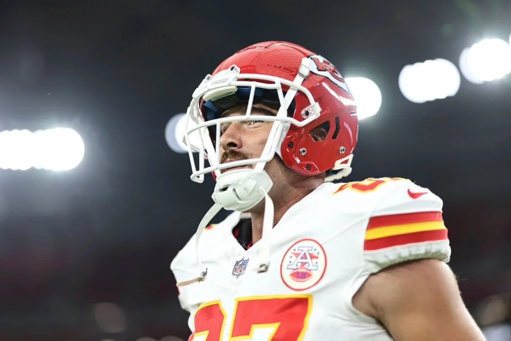 Travis Kelce playing in the preseason against Arizona Cardinals Travis Kelce playing in the preseason against Arizona Cardinals