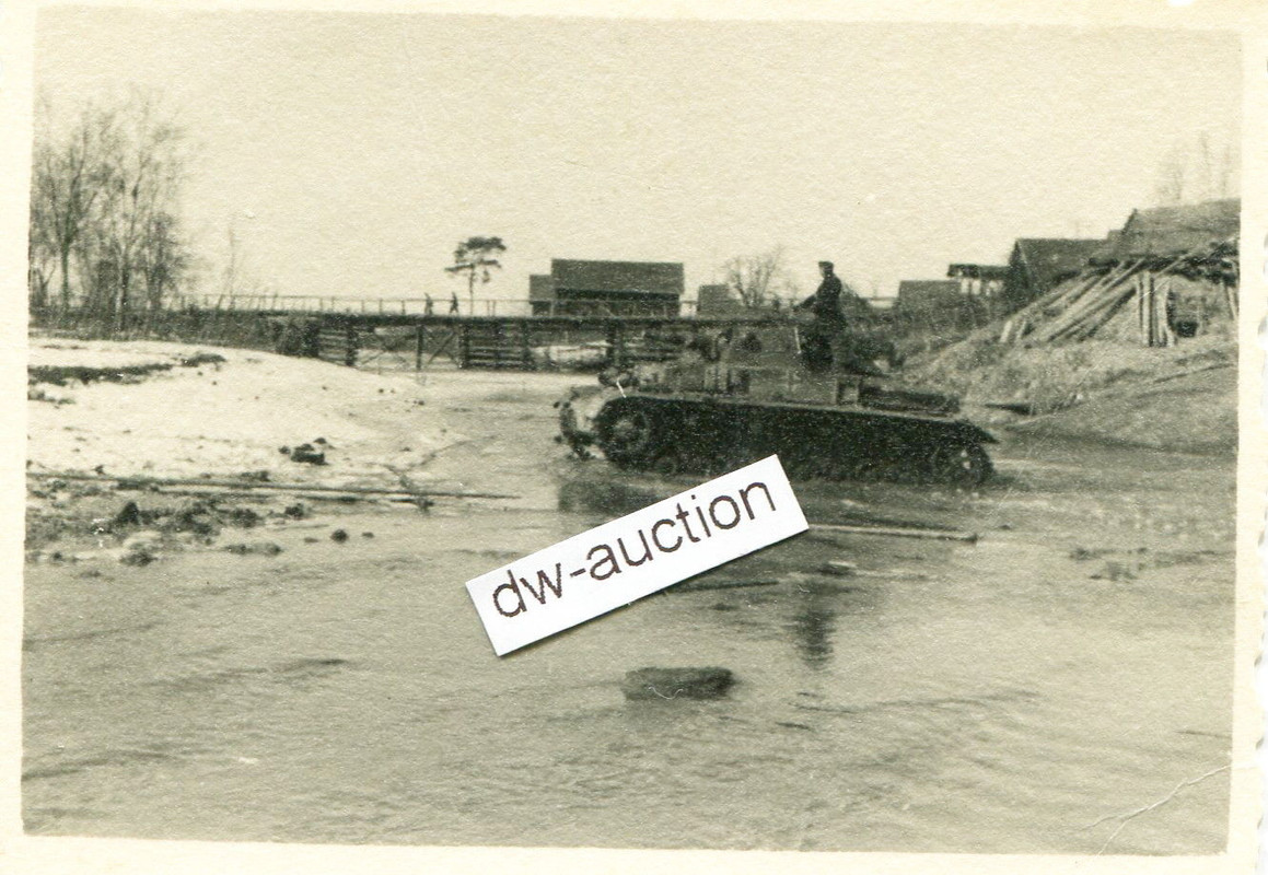 Panzer durchquert Fluss in Rußland